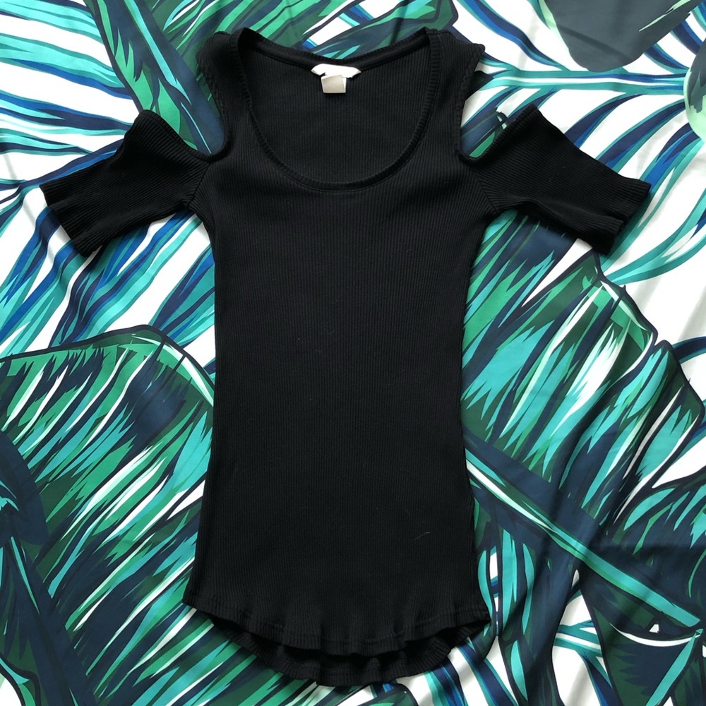 Short sleeve, ribbed, cold shoulder shirt